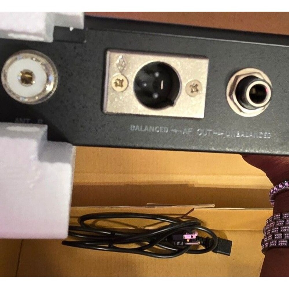 Audio Technica ATW-1127 Wireless Microphone System, with mic/power cord included - Picture 7 of 7